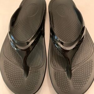 Oofos Oolala Luxe Sandal black patent
